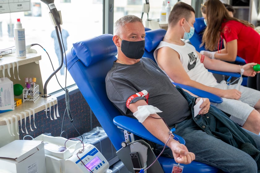Zasłużeni honorowi dawcy krwi po oddaniu co najmniej:&nbsp;
a) mężczyźni &ndash; 18 litr&oacute;w krwi lub odpowiadającą tej objętości ilość innych jej składnik&oacute;w,
b) kobiety &ndash; 15 litr&oacute;w krwi lub odpowiadającą tej objętości ilość innych jej składnik&oacute;w.
Konieczna jest&nbsp;Legitymacja Zasłużonego Honorowego Dawcy Krwi (odznaka honorowa I stopnia) lub legitymacja: &bdquo;Honorowy Dawca Krwi - Zasłużony dla Zdrowia Narodu&rdquo;.