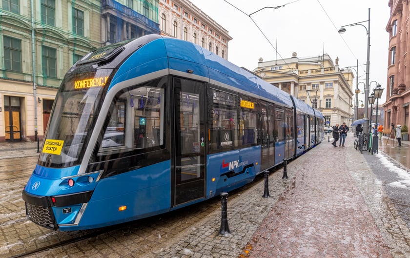 Osoby korzystające z komunikacji w dniu wyznaczonym jako Dzień bez Samochodu, organizowanym w ramach Europejskiego Tygodnia Zr&oacute;wnoważonego Transportu.
Bez dokumentu.