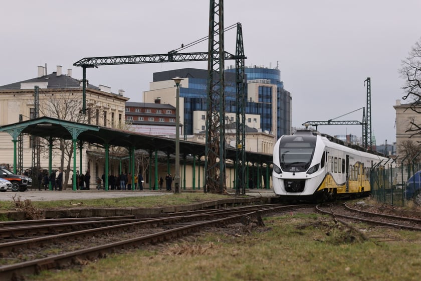 Regularne połączenia kolejowe z dworca Świebodzkiego mają zacząć kursować już w 2026 roku.