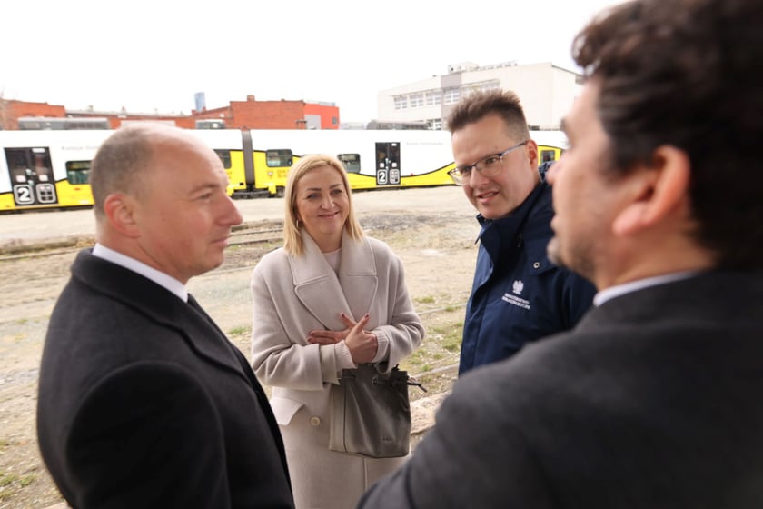 Dyrektorka wrocławskiego Wydziału Transportu Paulina Tyniec-Piszcz z wiceministrem infrastruktury Andrzejem Bittelem.