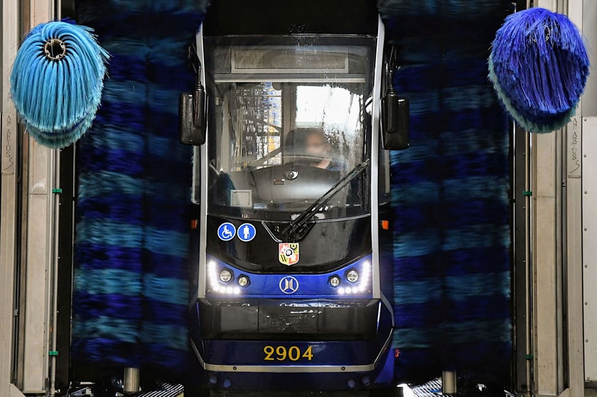 Tramwaj Moderus Beta na myjni w zajezdni Borek.