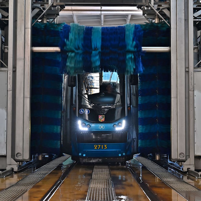 Tramwaj Moderus Beta (Protram 205 WrAs po modernizacji) na myjni w zajezdni Borek.