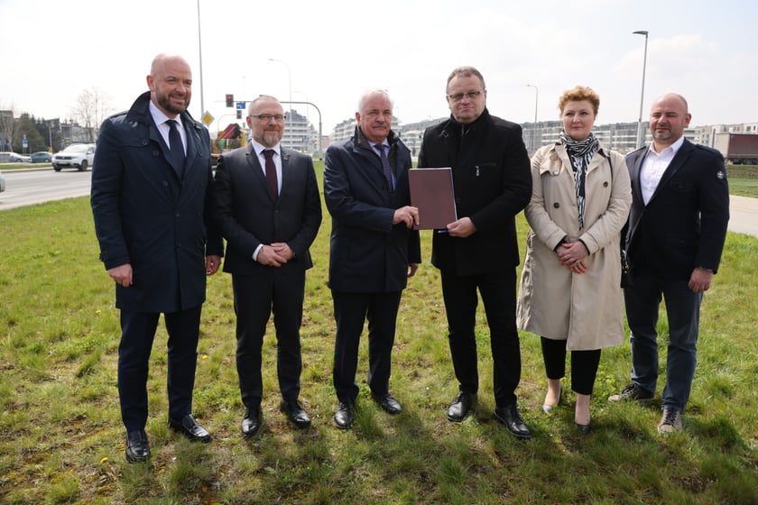 Konferencja prasowa z podpisania umowy na budowę trasy autobusowej na Jagodno.