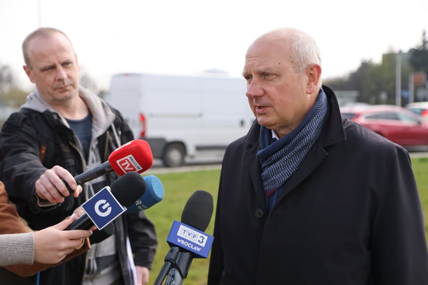 Konferencja prasowa z podpisania umowy na budowę trasy autobusowej na Jagodno.
