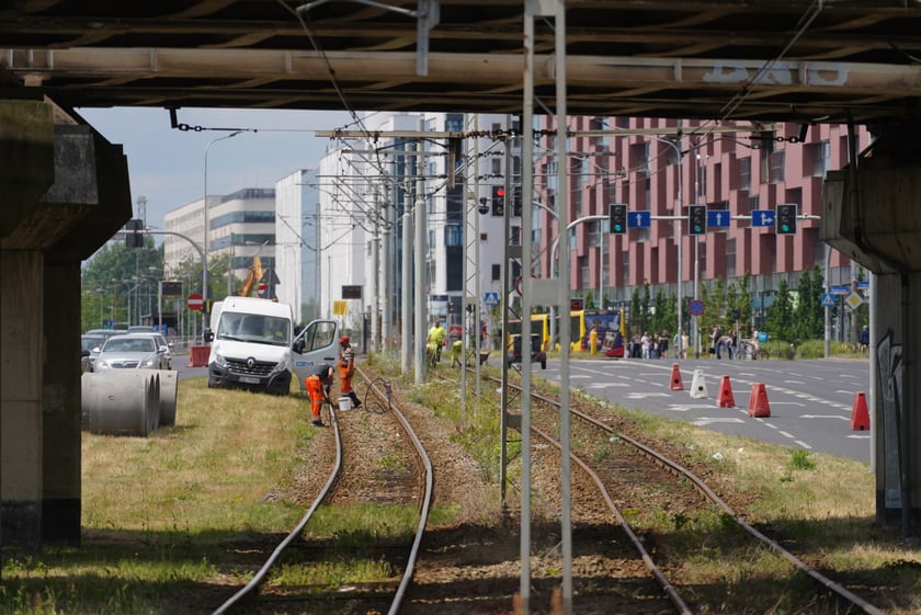 Remont torowiska na ul. Legnickiej. Prace ruszyły 18 czerwca