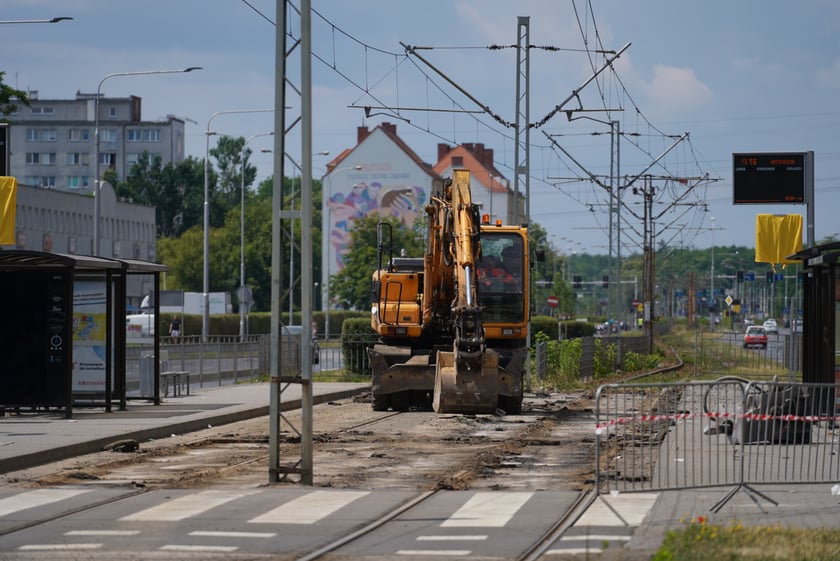 Remont torowiska na ul. Legnickiej. Prace ruszyły 18 czerwca