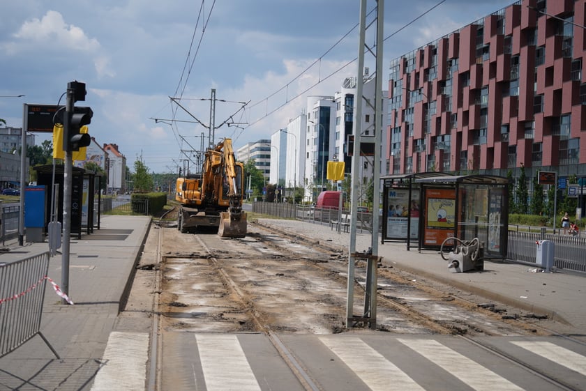 Remont torowiska na ul. Legnickiej. Prace ruszyły 18 czerwca