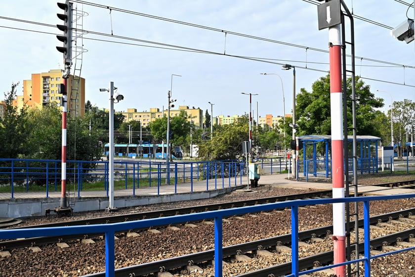 Pętla Wrocław Nowy Dw&oacute;r (P+R) widziana z przystanku kolejowego Wrocław Nowy Dw&oacute;r. Znajduje się on po drugiej stronie ulicy Żernickiej, wystarczy przejść przez pasy. Kolej oraz parking Park and Ride w połączeniu z pętlą autobusowo-tramwajową stanowią kompleksowe centrum przesiadkowe.&nbsp; &nbsp;