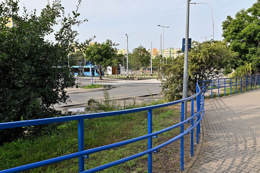 Pętla Wrocław Nowy Dw&oacute;r (P+R) widziana z przystanku kolejowego Wrocław Nowy Dw&oacute;r. Znajduje się on po drugiej stronie ulicy Żernickiej, wystarczy przejść przez pasy. Kolej oraz parking Park and Ride w połączeniu z pętlą autobusowo-tramwajową stanowią kompleksowe centrum przesiadkowe.&nbsp;