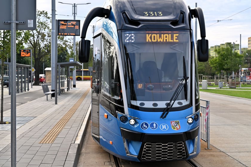 Pierwszy dzień roboczy z tramwajami na Nowy Dwór i dużymi zmianami w trasach autobusów i tramwajów.