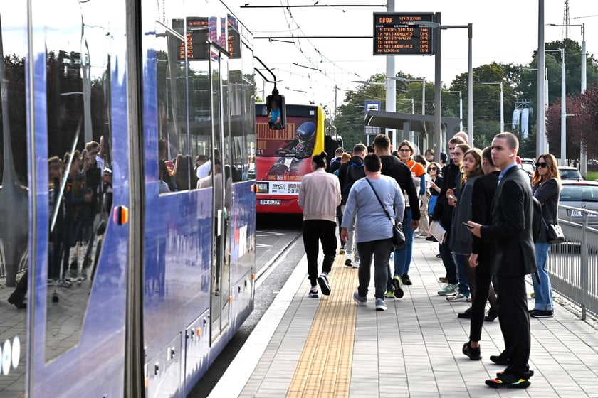 Pierwszy dzień roboczy z tramwajami na Nowy Dwór i dużymi zmianami w trasach autobusów i tramwajów.