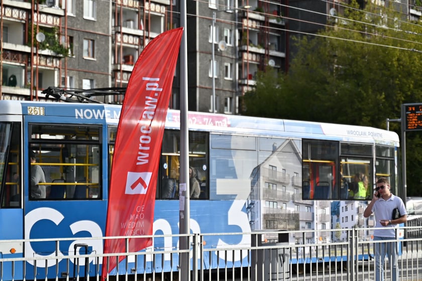 Pierwszy dzień roboczy z tramwajami na Nowy Dwór i dużymi zmianami w trasach autobusów i tramwajów.
