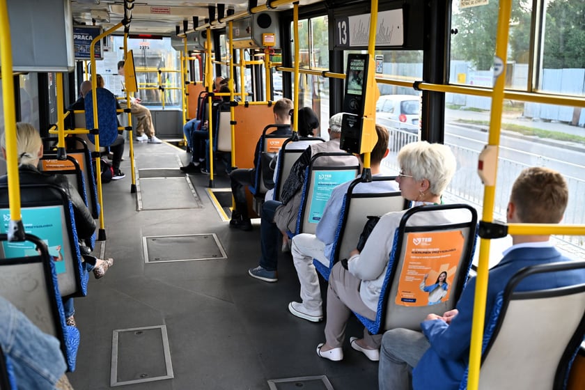Pierwszy dzień roboczy z tramwajami na Nowy Dwór i dużymi zmianami w trasach autobusów i tramwajów.