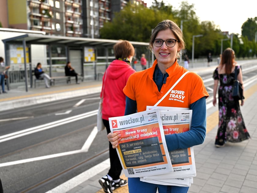 Pierwszy dzień roboczy z tramwajami na Nowy Dwór i dużymi zmianami w trasach autobusów i tramwajów.