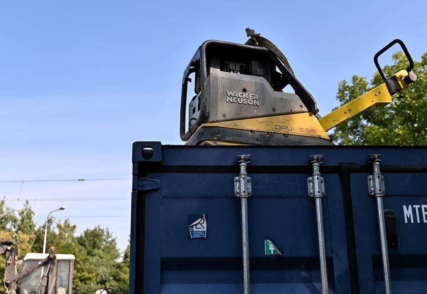 Remont przejazdu przez torowisko na wysokości przystanku Kamiennogórska (ośrodek dla niewidomych).