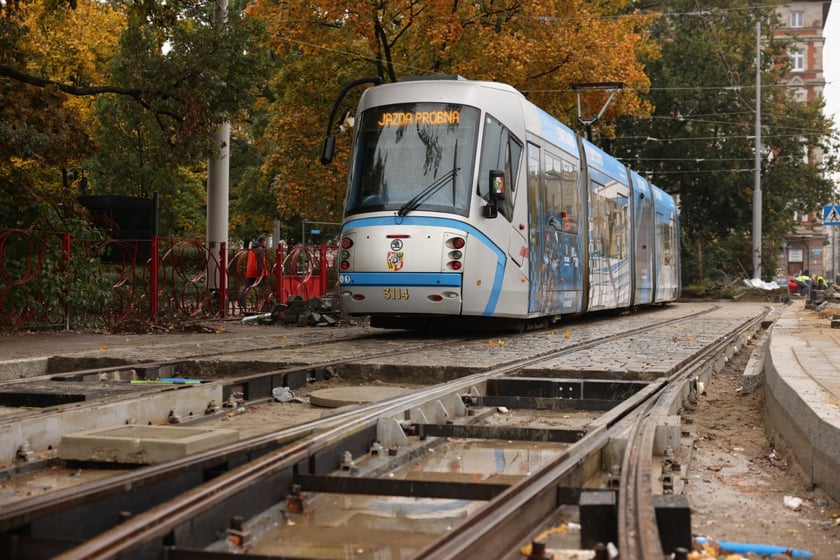 Próbne przejazdy tramwajów przez plac Staszica.