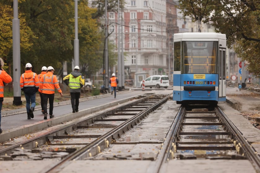 Próbne przejazdy tramwajów przez plac Staszica.