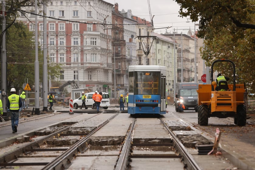 Próbne przejazdy tramwajów przez plac Staszica.