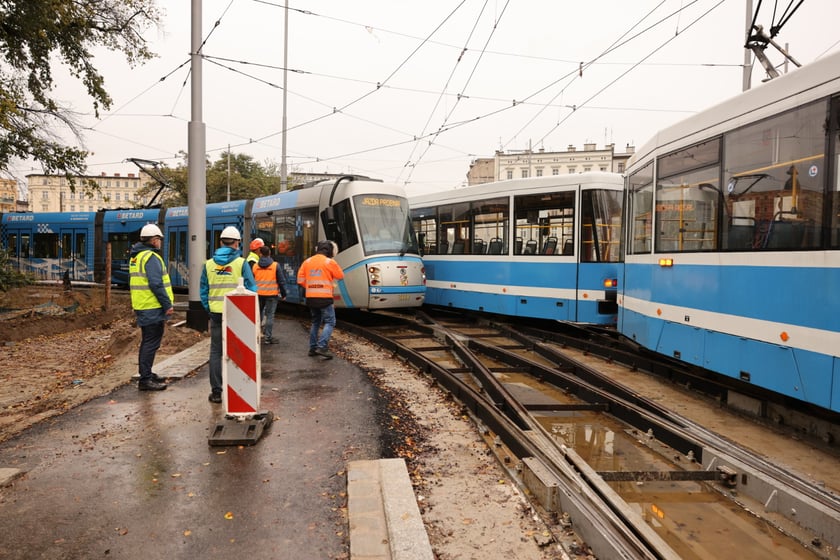 Próbne przejazdy tramwajów przez plac Staszica.