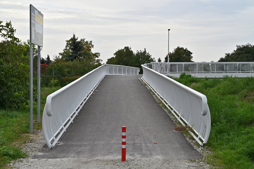 Kładka nad Ślęzą łącząca Muchobór Mały z Muchoborem Wielkim.
