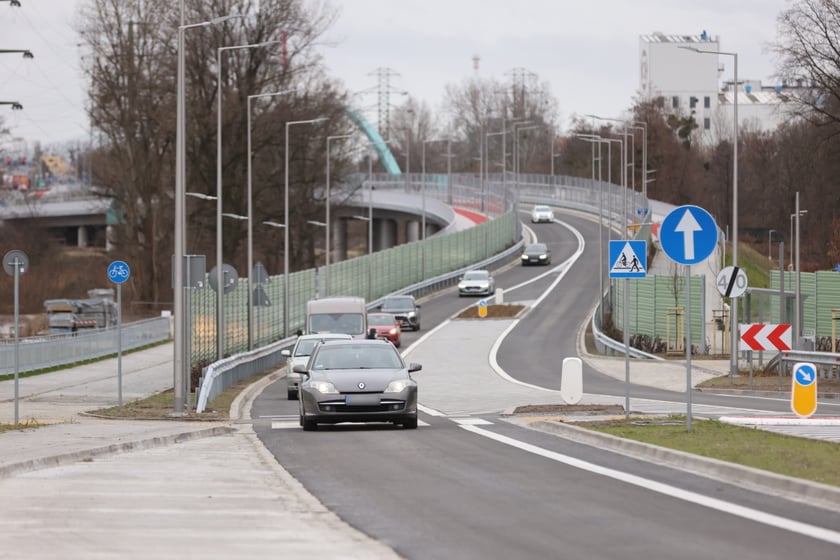 Samochody, rowerzyści i piesi na AWW - pierwszy dzień po otwarciu Alei Wielkiej Wyspy