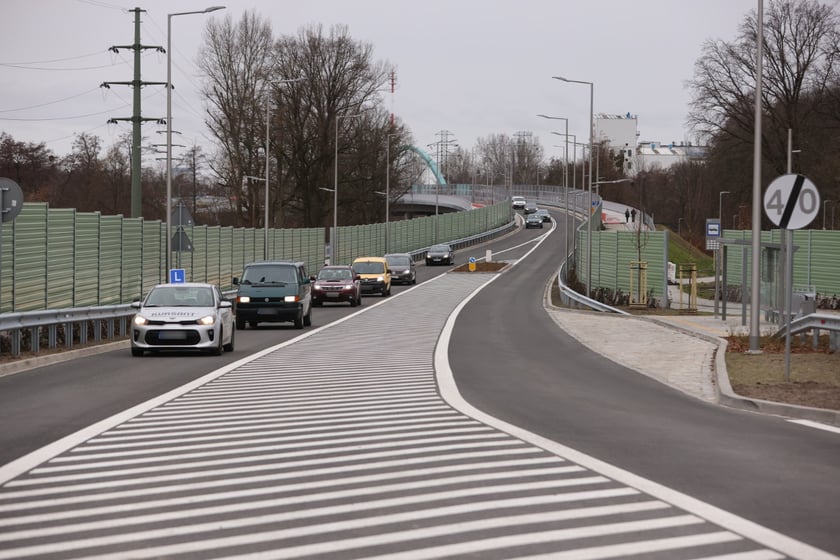 Samochody, rowerzyści i piesi na AWW - pierwszy dzień po otwarciu Alei Wielkiej Wyspy