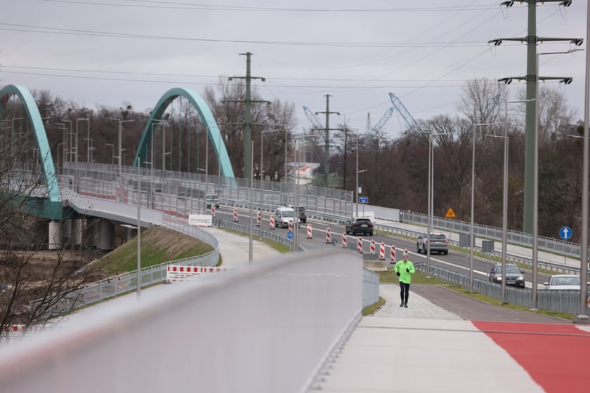 Samochody, rowerzyści i piesi na AWW - pierwszy dzień po otwarciu Alei Wielkiej Wyspy