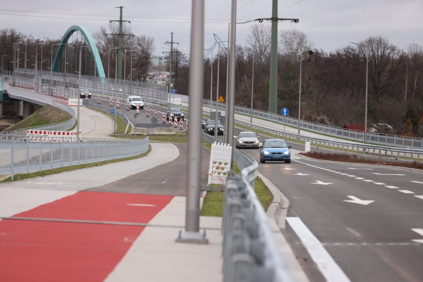 Samochody, rowerzyści i piesi na AWW - pierwszy dzień po otwarciu Alei Wielkiej Wyspy