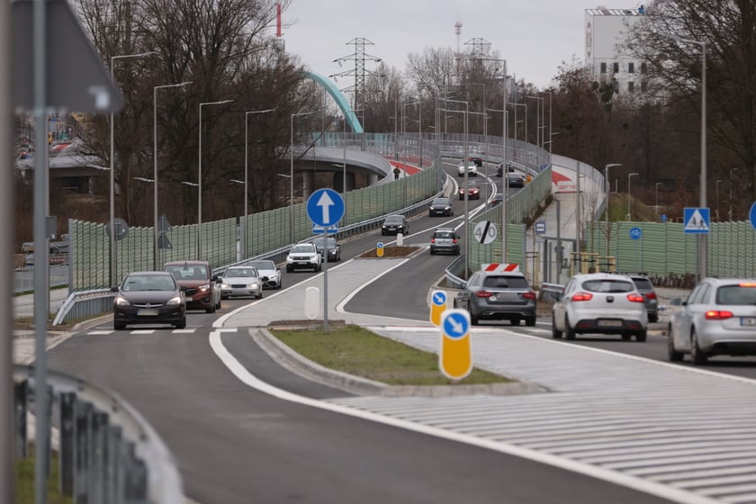 Samochody, rowerzyści i piesi na AWW - pierwszy dzień po otwarciu Alei Wielkiej Wyspy