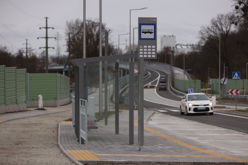 Samochody, rowerzyści i piesi na AWW - pierwszy dzień po otwarciu Alei Wielkiej Wyspy