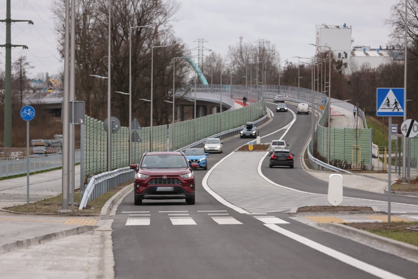 Samochody, rowerzyści i piesi na AWW - pierwszy dzień po otwarciu Alei Wielkiej Wyspy