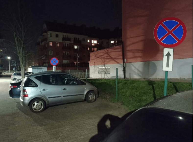Nieprawidłowo zaparkowane samochody, ul. Kr&oacute;lewiecka - działania prewencyjno-kontrolne Straży Miejskiej Wrocławia