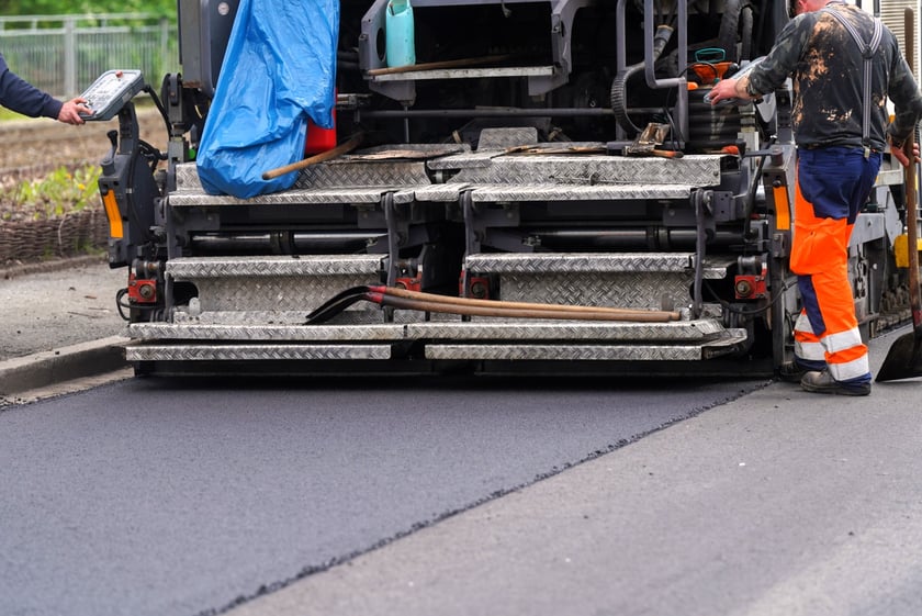 I etap prac na ul. Olszewskiego - układanie asfaltu na odcinku od skrzyżowania ze Spółdzielczą i Orłowskiego do krzyżówki z Gersona i Wojtkiewicza.