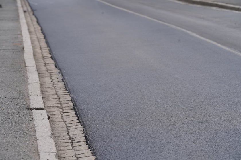 I etap prac na ul. Olszewskiego - układanie asfaltu na odcinku od skrzyżowania ze Spółdzielczą i Orłowskiego do krzyżówki z Gersona i Wojtkiewicza.