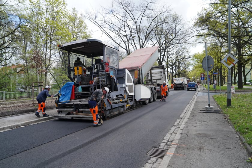 I etap prac na ul. Olszewskiego - układanie asfaltu na odcinku od skrzyżowania ze Spółdzielczą i Orłowskiego do krzyżówki z Gersona i Wojtkiewicza.