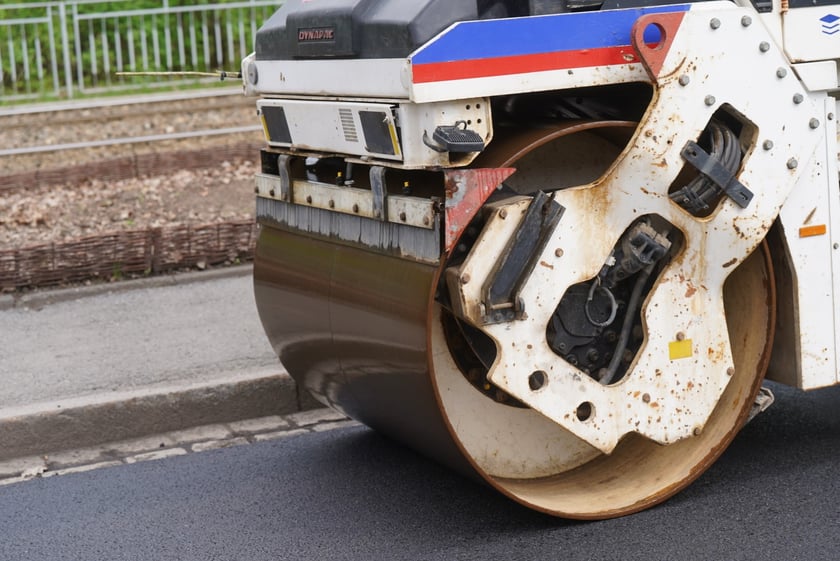 I etap prac na ul. Olszewskiego - układanie asfaltu na odcinku od skrzyżowania ze Spółdzielczą i Orłowskiego do krzyżówki z Gersona i Wojtkiewicza.