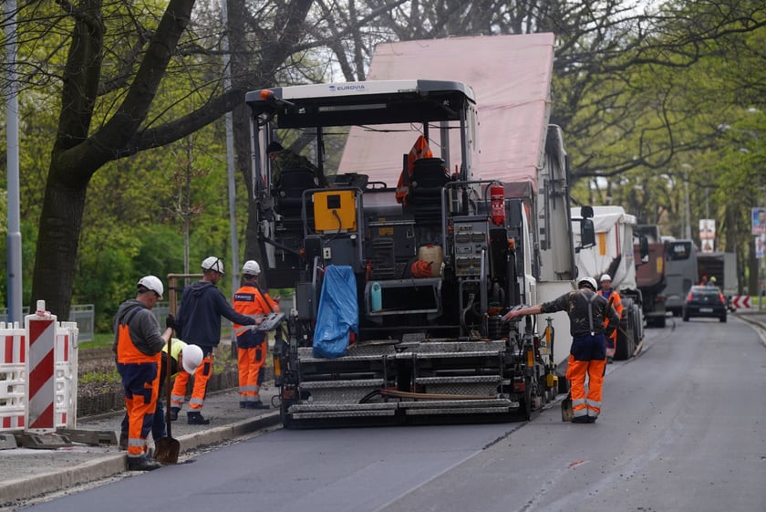 I etap prac na ul. Olszewskiego - układanie asfaltu na odcinku od skrzyżowania ze Spółdzielczą i Orłowskiego do krzyżówki z Gersona i Wojtkiewicza.