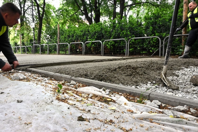 Na pl. Staszica, przy parku, po raz pierwszy we Wrocławiu układany jest beton jamisty - taki, który przepuszcza wodę. Dzięki zastosowaniu tej technologii, drzewa i rośliny będą nawadniane wodami opadowymi, a rowerzyści będą wygodnie jeździć.