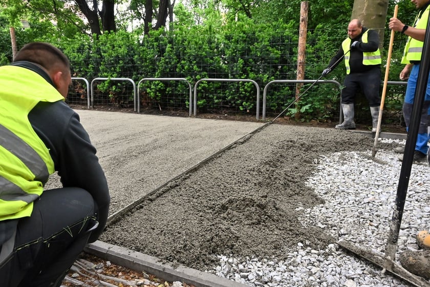 Na pl. Staszica, przy parku, po raz pierwszy we Wrocławiu układany jest beton jamisty - taki, który przepuszcza wodę. Dzięki zastosowaniu tej technologii, drzewa i rośliny będą nawadniane wodami opadowymi, a rowerzyści będą wygodnie jeździć.