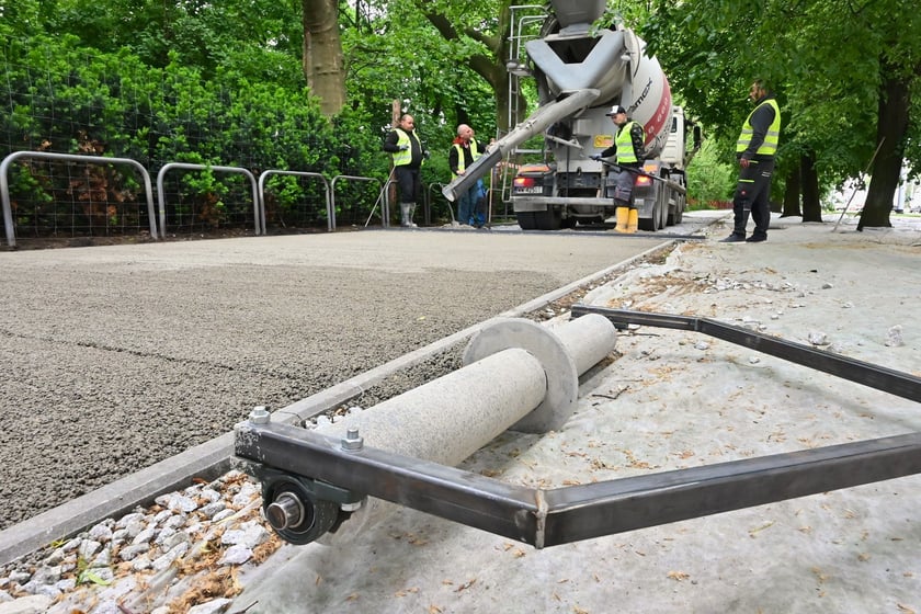 Na pl. Staszica, przy parku, po raz pierwszy we Wrocławiu układany jest beton jamisty - taki, który przepuszcza wodę. Dzięki zastosowaniu tej technologii, drzewa i rośliny będą nawadniane wodami opadowymi, a rowerzyści będą wygodnie jeździć.