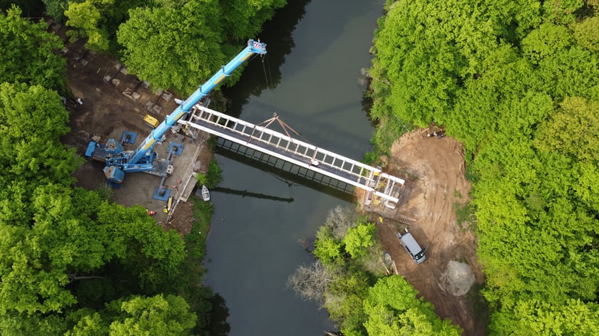 Budowa kładki nad Widawą. Montaż konstrukcji, która połączyła brzegi rzeki. Zdjęcie z 24 kwietnia 2025 r.
