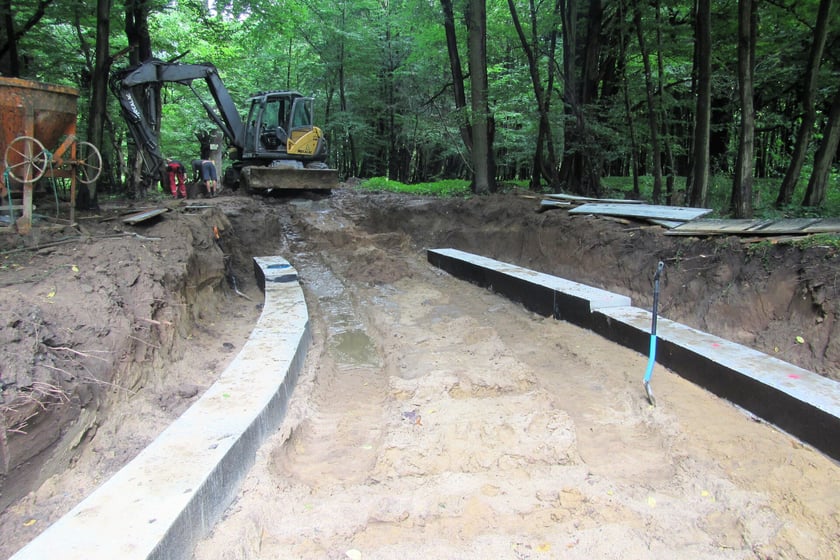 Budowa podjazdów do kładki nad Widawą. Zdjęcie z 18 lipca 2025