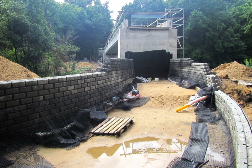 Budowa podjazdów do kładki nad Widawą. Zdjęcie z 18 lipca 2025