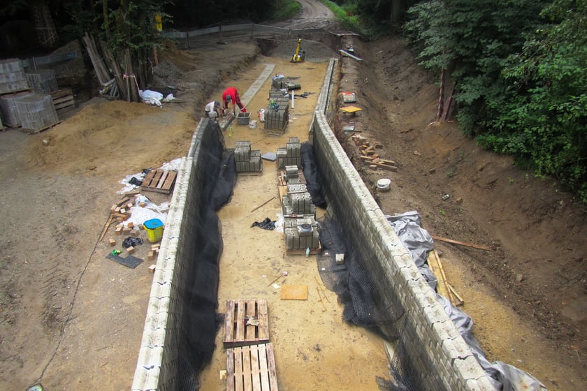 Budowa podjazdów do kładki nad Widawą. Zdjęcie z 18 lipca 2025