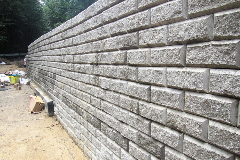 Budowa podjazdów do kładki nad Widawą. Zdjęcie z 18 lipca 2025