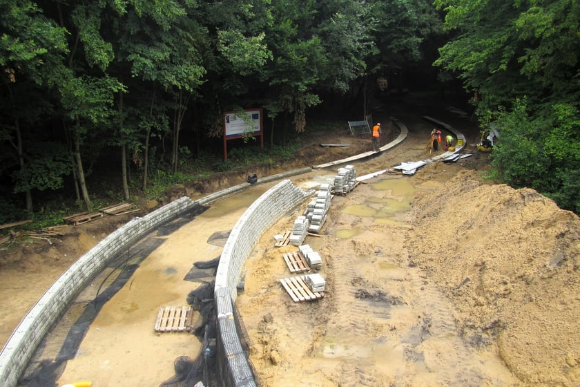 Budowa podjazdów do kładki nad Widawą. Zdjęcie z 18 lipca 2025