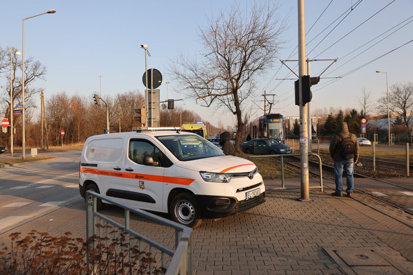 Zderzenie auta osobowego z tramwajem na skrzyżowaniu Lotnicza/Hutnicza