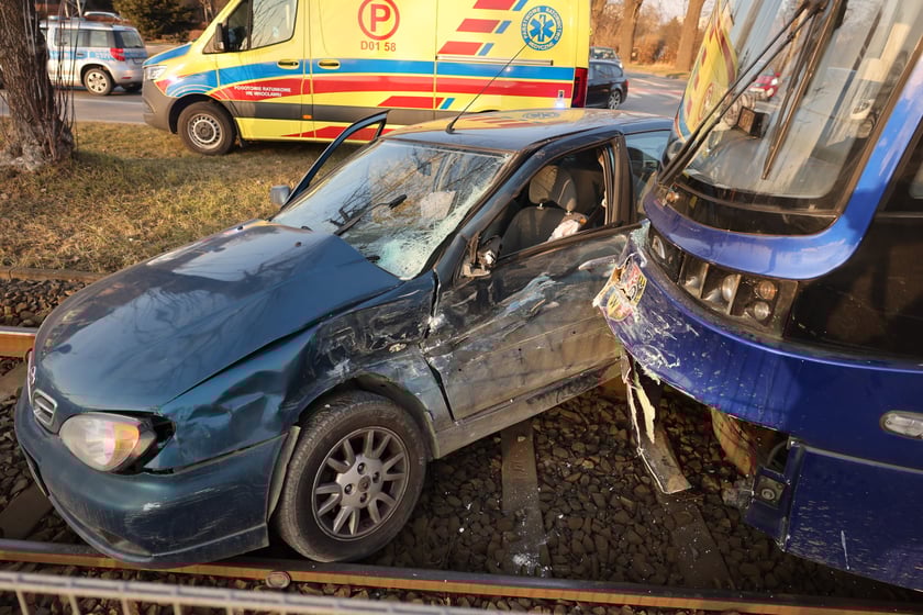 Zderzenie auta osobowego z tramwajem na skrzyżowaniu Lotnicza/Hutnicza