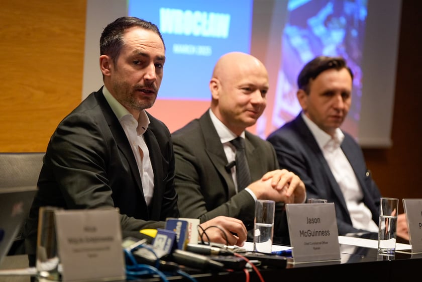 Konferencja Ryanaira w Porcie Lotniczym Wrocław. Chief Commercial Officer w Ryanair Jason McGuinness, prezes Portu Lotniczego Karol Przywara i prezes Buzz Michał Kaczmarzyk