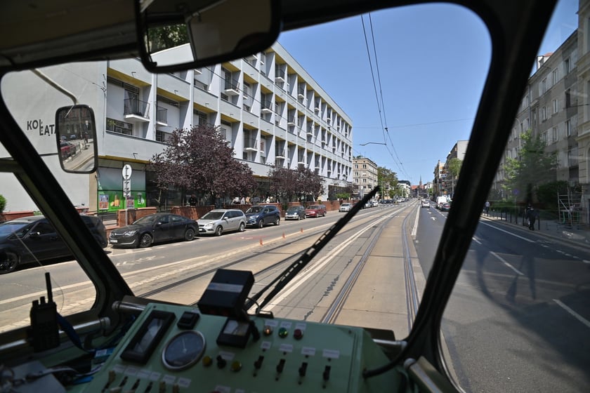 Widok z kabiny motorniczego Konstala 102. Zdjęcie archwialne z 2023 roku